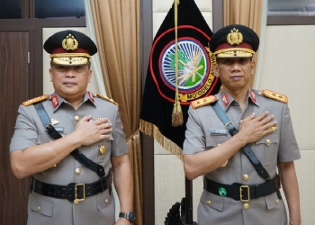 Inspektur Jenderal Polisi (Irjen Pol) Helmy Santika,S.H.,SI.K., M.Si sebagai Kapolda Gorontalo (kiri) saat berfoto bersama pejabat Kapolda sebelumnya Irjen Pol.Dr. Akhmad Wiyagus,SIK.,M.SI.,M.M.