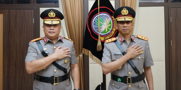 Inspektur Jenderal Polisi (Irjen Pol) Helmy Santika,S.H.,SI.K., M.Si sebagai Kapolda Gorontalo (kiri) saat berfoto bersama pejabat Kapolda sebelumnya Irjen Pol.Dr. Akhmad Wiyagus,SIK.,M.SI.,M.M.