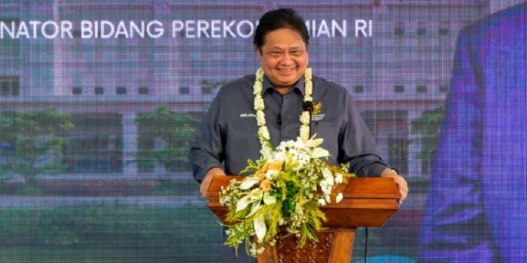 Menteri Koordinator Bidang Perekonomian Airlangga Hartarto saat memberikan sambutan dalam acara Grand Opening Priscilla Medical Center (PMC) di Cilacap, Jumat (1/07).