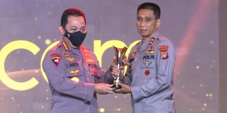 Eks Kapolda Gorontalo Irjen Pol. Dr. Akhmad Wiyagus, SIK, M.Si, MM menjadi salah satu polisi teladan dalam Penganugerahan Hoegeng Awards 2022 yang digelar di Tribrata Darmawangsa, Kebayoran Baru, Jakarta Selatan, Jumat (1/7/2022). 