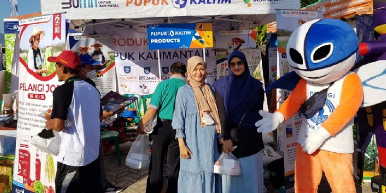 Meriahkan peringatan Hari Krida Pertanian ke-50 di Kabupaten Ponorogo Jawa Timur, PT Pupuk Kalimantan Timur (PKT) meriahkan pameran produk unggulan di bidang pertanian.