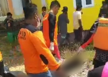 Evakuasi Mayat Saat Warga Desa Tabulo Selatan, Kecamatan Mananggu, Kabupaten Boalemo, Rabu 06/07/2022 (Istimewa)
