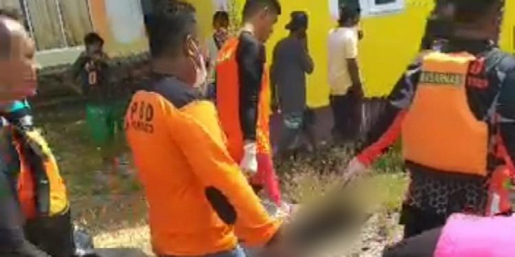 Evakuasi Mayat Saat Warga Desa Tabulo Selatan, Kecamatan Mananggu, Kabupaten Boalemo, Rabu 06/07/2022 (Istimewa)