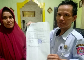 Foto : Pasangan Suami sitri saat memperlihatkan surat tanda laporan Polisi Rabu (6/7/2022) kemarin.