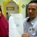 Foto : Pasangan Suami sitri saat memperlihatkan surat tanda laporan Polisi Rabu (6/7/2022) kemarin.