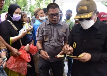 Wali Kota Gorontalo, Marten Taha saat meninjau pagelaran pasar murah di depan Rudis Gubernur Gorontalo, Kamis (7/7/2022). Foto : Humas