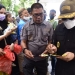 Wali Kota Gorontalo, Marten Taha saat meninjau pagelaran pasar murah di depan Rudis Gubernur Gorontalo, Kamis (7/7/2022). Foto : Humas
