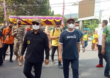 Pejabat Gubernur Gorontalo, Hamka Hendra Noer (kiri) bersama Wali Kota Gorontalo, Marten Taha (Kanan). Kamis, (7/7/2022). Foto: Sari/gopos.