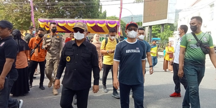 Pejabat Gubernur Gorontalo, Hamka Hendra Noer (kiri) bersama Wali Kota Gorontalo, Marten Taha (Kanan). Kamis, (7/7/2022). Foto: Sari/gopos.