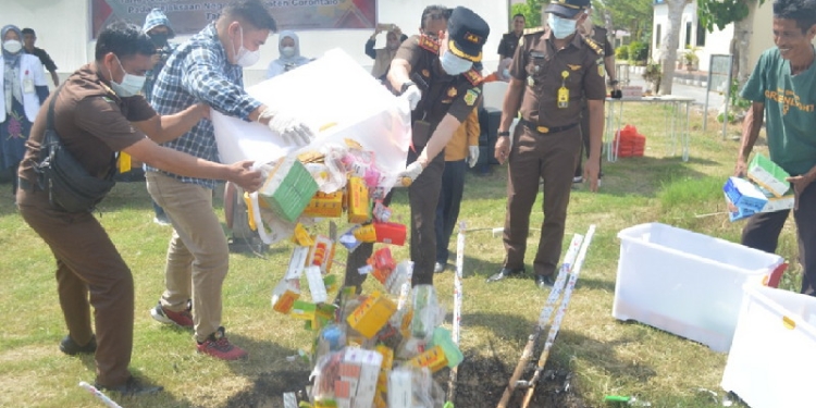 Proses pemusnahan barang bukti hasil kejahatan oleh pihak Kejaksaan Negeri Kabupaten Gorontalo. (Foto: Istimewa)