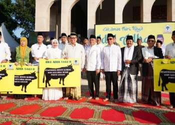 Ketua Umum DPP Partai Golkar Airlangga Hartarto membagikan langsung 93 sapi dan 48 kambing kurban kepada masyarakat yang membutuhkan saat Hari Raya Idul Adha 2022.