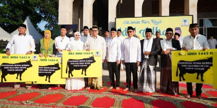Ketua Umum DPP Partai Golkar Airlangga Hartarto membagikan langsung 93 sapi dan 48 kambing kurban kepada masyarakat yang membutuhkan saat Hari Raya Idul Adha 2022.