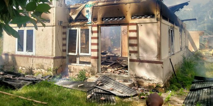 Satu unit rumah di Desa Limehu, Kecamatan Tabongo, Kabupaten Gorontalo hangus terbakar. Dalam kejadian ini 4 motor dilaporkan ikut terbakar, Selasa pagi (12/7/2022).
