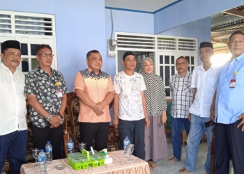 Wakil Bupati Gorontalo, Hendra S Hemeto menyantuni rumah duka korban tewas akibat tertimpa pohon tumbang. (Foto: Istimewa)