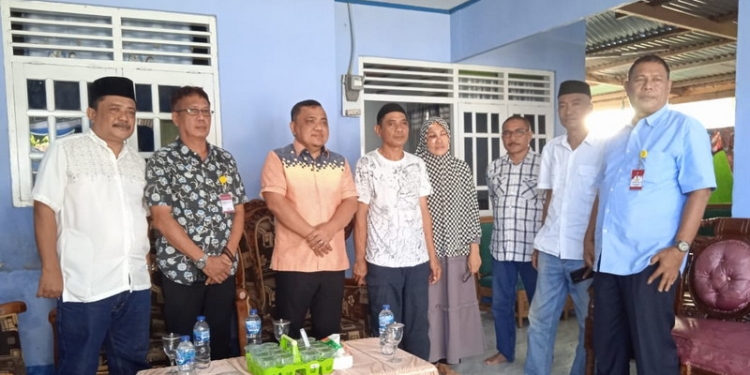 Wakil Bupati Gorontalo, Hendra S Hemeto menyantuni rumah duka korban tewas akibat tertimpa pohon tumbang. (Foto: Istimewa)
