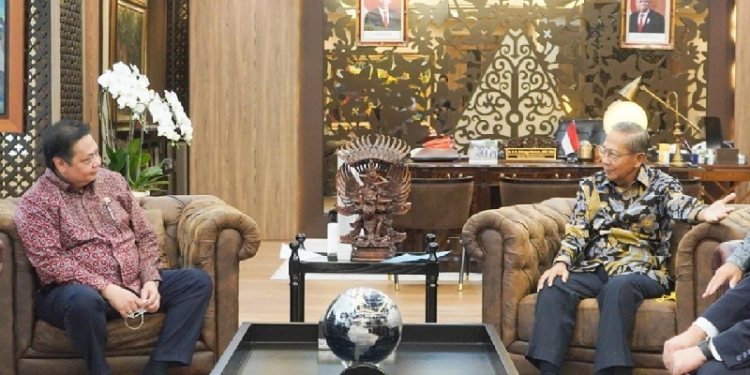 Menteri Koordinator Bidang Perekonomian Airlangga Hartarto menerima kunjungan Member of Board of Directors Japan Overseas Infrastructure Investment Corporation for Transport and Urban Development (JOIN) Mr. Takuma Hatano di Kantor Kemenko Perekonomian pada Kamis (21/07).