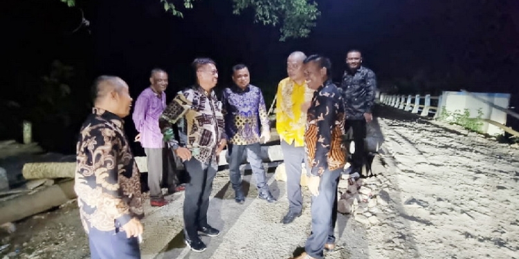 Wakil Bupati Gorontalo, Hendra Hemeto di dampingi Kepala Desa Pulubala meninjau langsung jembatan yang rusak di Desa Pulubala, Kecamatan Pulubala, Jumat (22/07/2022) malam. (foto: Istimewa)
