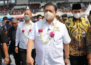 Airlangga Hartarto saat menghadiri acara Puncak Peringatan Hari Koperasi Nasional ke-75 dan Pembukaan Pekan Raya Kendal di Stadion Kebondalem, Kabupaten Kendal, Sabtu (23/07).