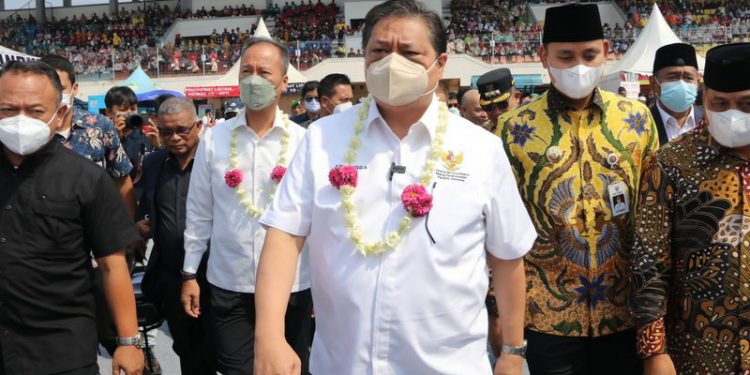 Airlangga Hartarto saat menghadiri acara Puncak Peringatan Hari Koperasi Nasional ke-75 dan Pembukaan Pekan Raya Kendal di Stadion Kebondalem, Kabupaten Kendal, Sabtu (23/07).