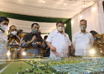 Menteri Koordinator Bidang Perekonomian Airlangga Hartarto selaku Ketua Dewan Nasional KEK dalam kunjungannya ke KIK, Sabtu (23/07).