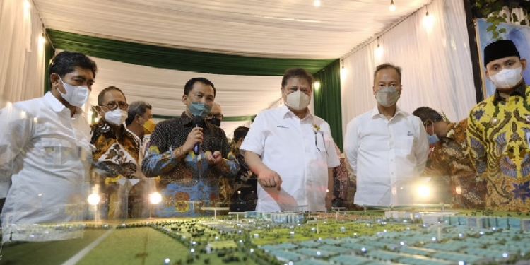 Menteri Koordinator Bidang Perekonomian Airlangga Hartarto selaku Ketua Dewan Nasional KEK dalam kunjungannya ke KIK, Sabtu (23/07).