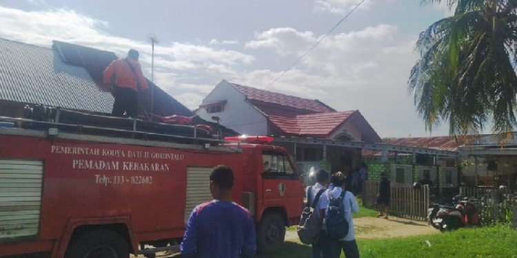 Satu rumah warga di Kelurahan Ipilo, Kecamatan Kota Timur, Kota Gorontalo nyaris ludes dilalap api sekitar pukul 14:53 WITA, Senin (25/7/2022). (Foto: Istimewa)
