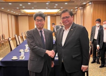 Pertemuan Menteri Koordinator Bidang Perekonomian Airlangga Hartarto dengan Gubernur Japan Bank for International Cooperation (JBIC) yang baru Nobumitsu Hayashi digelar di Hotel Imperial Tokyo, Jepang, Senin (25/07)