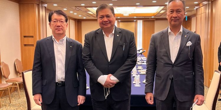 Menteri Koordinator Bidang Perekonomian Airlangga Hartarto melakukan kunjungan dengan CEO Mitsubishi Motors Corporation (MMC) Takao Kato, di Tokyo Jepang, Selasa (26/07).