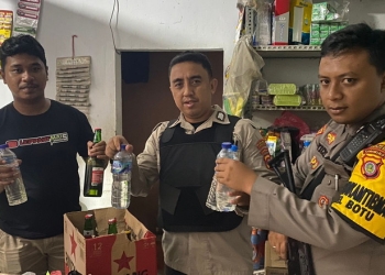 Puluhan botol minuman keras (Miras) berbagai merek diamankan personil Polsek Kota Timur. Senin (25/7/2022). Foto : Istimewa