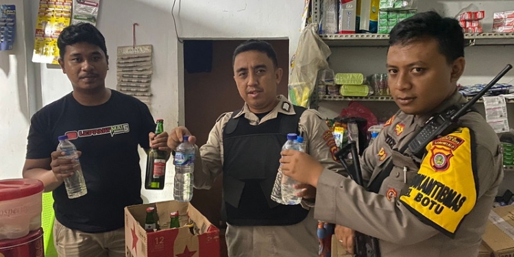 Puluhan botol minuman keras (Miras) berbagai merek diamankan personil Polsek Kota Timur. Senin (25/7/2022). Foto : Istimewa