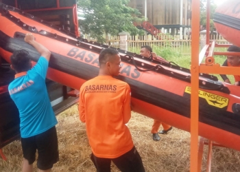 Tim SAR sedang mempersiapkan alat untuk mengevakuasi korban. Foto : istimewa