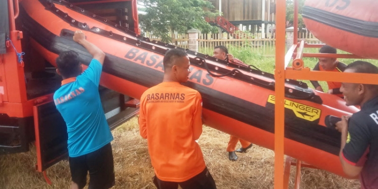 Tim SAR sedang mempersiapkan alat untuk mengevakuasi korban. Foto : istimewa