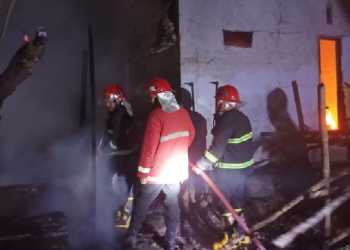 Pihak Damkar saat melakukan penanganan kebakaran salah satu rumah di Kota Barat, Kota Gorontalo, Rabu malam (27/7/2022).