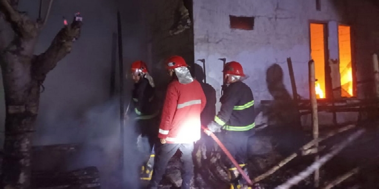 Pihak Damkar saat melakukan penanganan kebakaran salah satu rumah di Kota Barat, Kota Gorontalo, Rabu malam (27/7/2022).