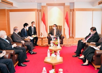 Presiden RI Joko Widodo menerima kunjungan kehormatan Ketua Liga Parlementer Jepang-Indonesia (Japan-Indonesia Parliamentary Friendship League) Nikai Toshihiro di Imperial Hotel, Tokyo, Jepang, Rabu.