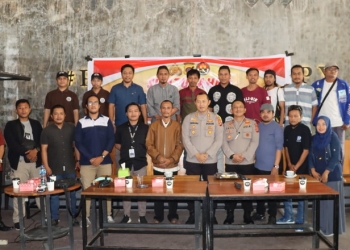 Kapolres Gorontalo, AKBP Dadang Wijaya bersama insan pers Kabupaten Gorontalo di Cafe 10:02 Kecamatan Limboto, Kabupaten Gorontalo, Jumat (29/7/2022). (Foto: Humas Polres Gorontalo)