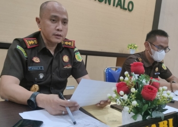 Kepala Kejaksaan Negeri Kabupaten Gorontalo, Armen Wijaya (kiri) bersama Kasi Intel, Samba (kanan). (Foto: Putra/Gopos)