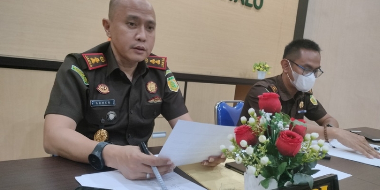 Kepala Kejaksaan Negeri Kabupaten Gorontalo, Armen Wijaya (kiri) bersama Kasi Intel, Samba (kanan). (Foto: Putra/Gopos)
