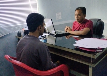 Satuan Reserse Narkoba (Satnarkoba) Polres Gorontalo saat melakukan pemeriksaan terhadap salah seorang pelaku narkoba jenis sabu, di Polres Gorontalo, Sabtu (2/7/2022). (Foto: Putra/Gopos)