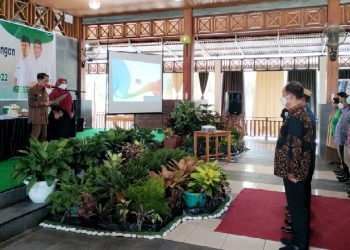 Bupati Gorontalo, Nelson Pomalingo saat melaksanakan pengukuhan pengurus Percepatan Penurunan Stunting Kabupaten Gorontalo. (Foto: Putra/Gopos)