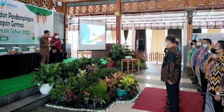 Bupati Gorontalo, Nelson Pomalingo saat melaksanakan pengukuhan pengurus Percepatan Penurunan Stunting Kabupaten Gorontalo. (Foto: Putra/Gopos)