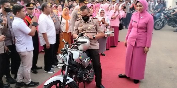Mantan Kapolres Gorontalo, AKBP Ahmad Pardomuan menunggangi sepeda motor alias kuda besi saat pisah sambut dirinya di Polres Gorontalo, Rabu (6/7/2022). (Foto: Putra/Gopos)