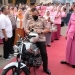 Mantan Kapolres Gorontalo, AKBP Ahmad Pardomuan menunggangi sepeda motor alias kuda besi saat pisah sambut dirinya di Polres Gorontalo, Rabu (6/7/2022). (Foto: Putra/Gopos)