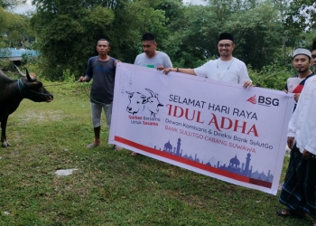 Bank Sulutgo (BSG) Cabang Suwawa memberikan sumbangan hewan kurban ke pemerintah Daerah Kabupaten Bone Bolango, Jelang lebaran Idul Adha 1443 H, Sabtu (9/7/2022). (Foto: Putra/Gopos)