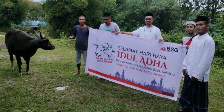 Bank Sulutgo (BSG) Cabang Suwawa memberikan sumbangan hewan kurban ke pemerintah Daerah Kabupaten Bone Bolango, Jelang lebaran Idul Adha 1443 H, Sabtu (9/7/2022). (Foto: Putra/Gopos)