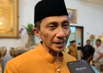Bupati Gorontalo, Nelson Pomalingo diwawancarai awak media. (Foto: Putra/Gopos)