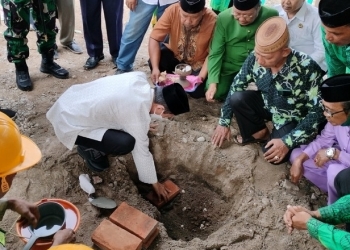 Bupati Gorontalo, Nelson Pomalingo saat melaksanakan peletakan batu pertama pembangunan Pasar Modern Kabupaten Gorontalo, Selasa (12/7/2022). (Foto: Putra/Gopos)