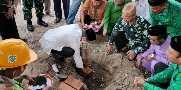 Bupati Gorontalo, Nelson Pomalingo saat melaksanakan peletakan batu pertama pembangunan Pasar Modern Kabupaten Gorontalo, Selasa (12/7/2022). (Foto: Putra/Gopos)