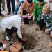 Bupati Gorontalo, Nelson Pomalingo saat melaksanakan peletakan batu pertama pembangunan Pasar Modern Kabupaten Gorontalo, Selasa (12/7/2022). (Foto: Putra/Gopos)