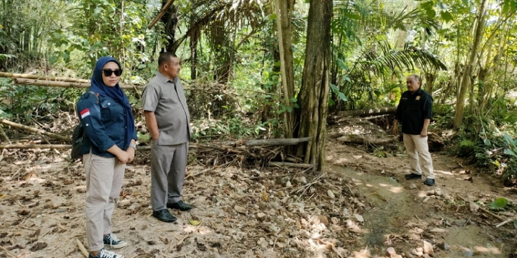 Ketua DPRD Bone Bolango, Halid Tangahu (kanan) bersama Anggota DPRD Bone Bolango, Usman Hulopi (tengah) meninjau langsung akses jalan di Desa Bondawuna. (Foto: Putra/Gopos)